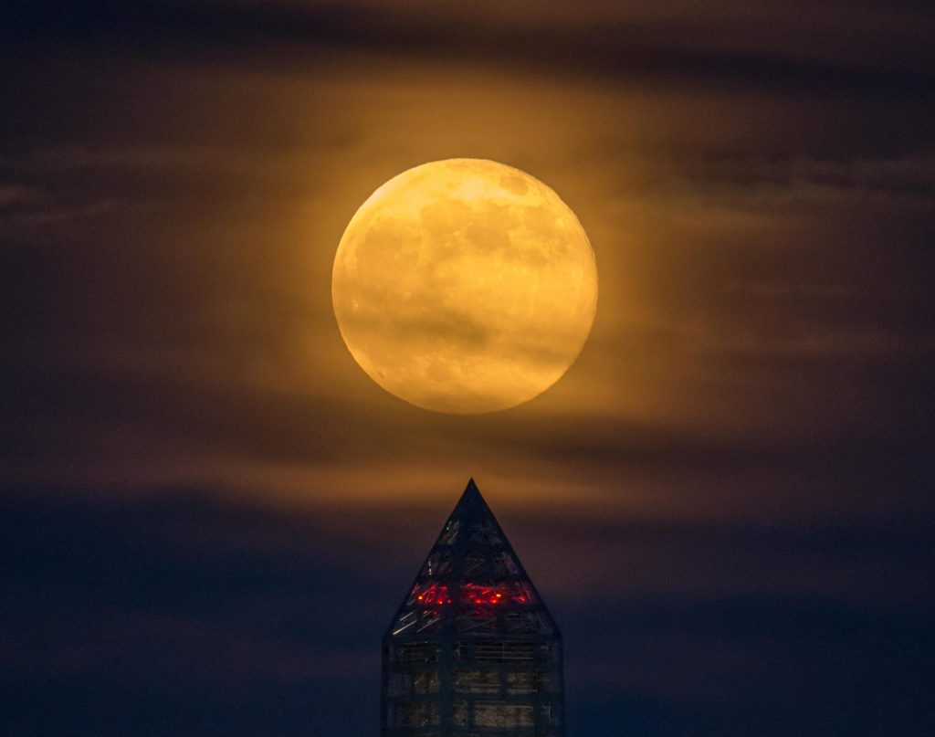 Lua de esturjão gigante + chuva de meteoros Perseidas, Mercúrio, Saturno, Júpiter e Vega