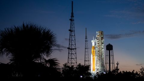 O foguete do Sistema de Lançamento Espacial da NASA e a espaçonave Orion são vistos em 6 de novembro no Centro Espacial Kennedy, na Flórida.