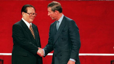 O líder chinês Jiang Zemin aperta a mão do príncipe Charles na cerimônia de entrega de Hong Kong ao domínio chinês em 1º de julho de 1997.